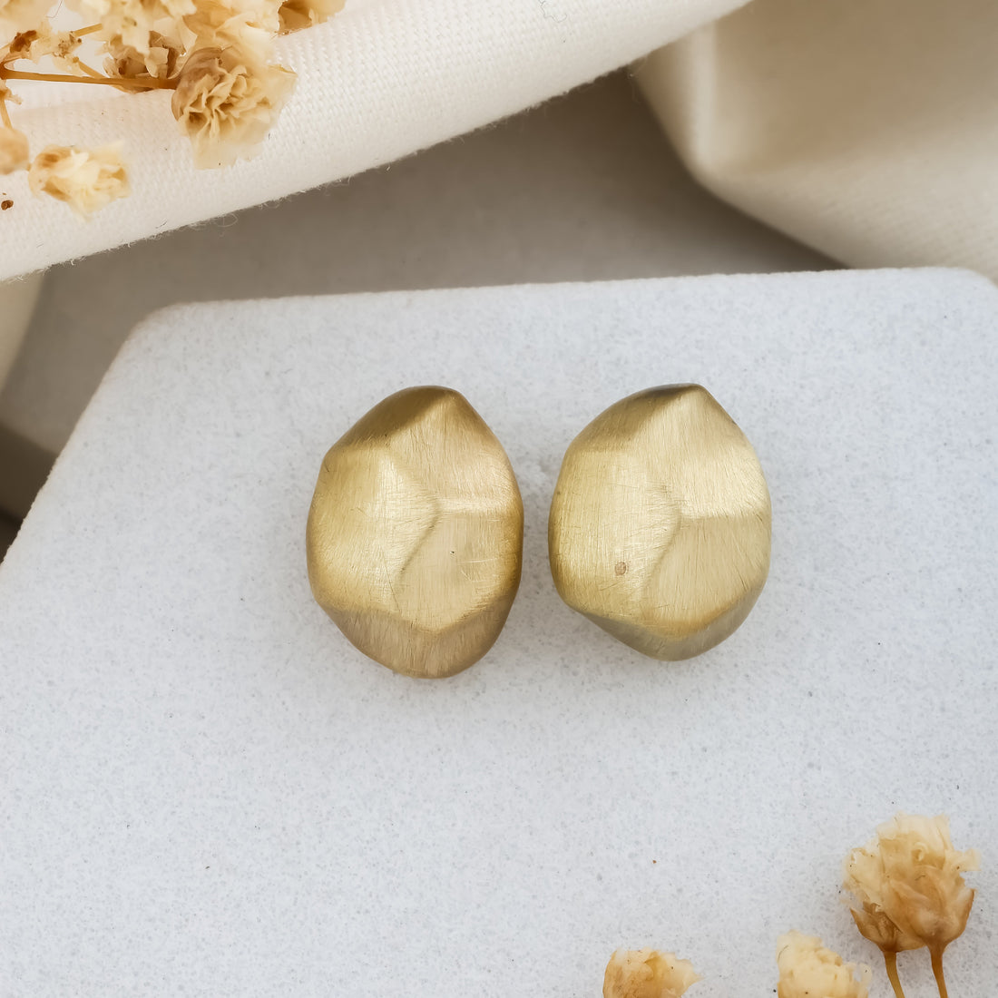 Aarohi Studs Earrings (Yellow Gold)