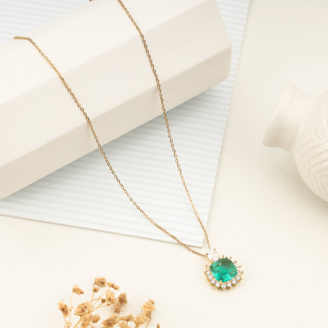 Emerald Destinée Necklace (Yellow Gold)