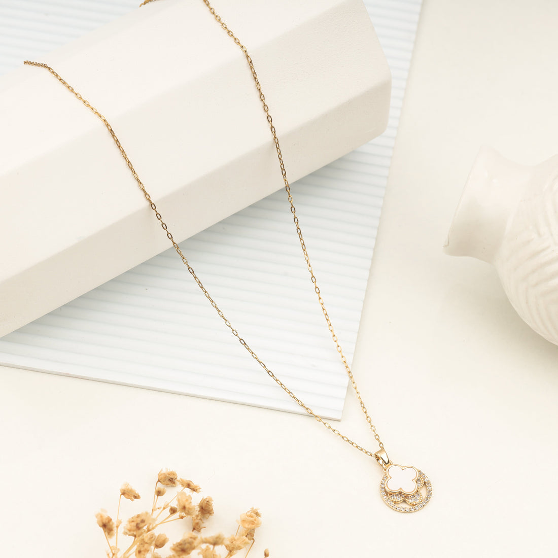 Clover Glow Necklace (Yellow Gold)