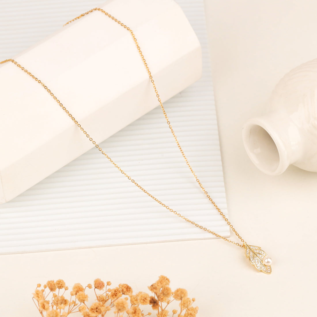 Gleamleaf Necklace (Yellow Gold)