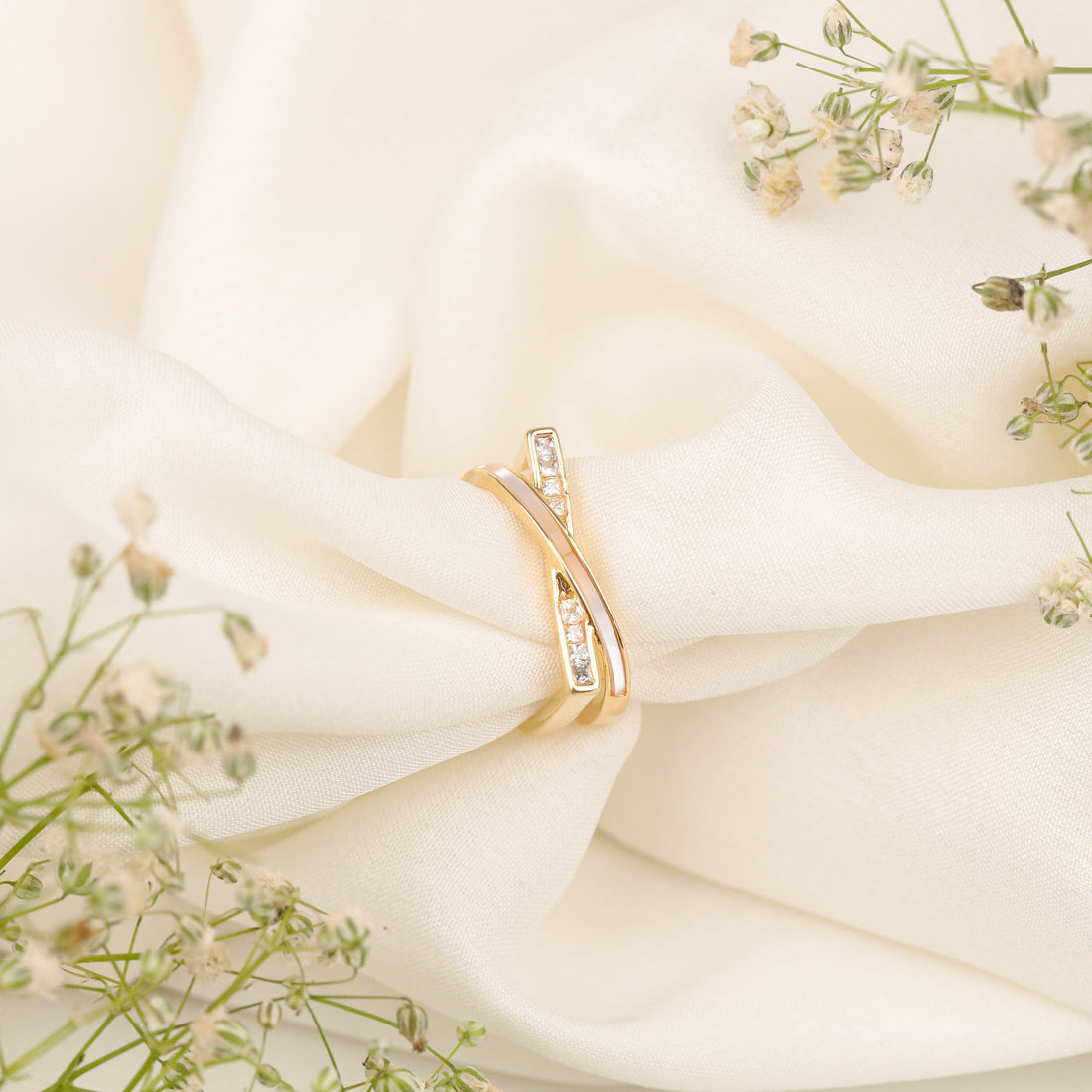 Kiss Pearl And Diamond Ring (Yellow Gold)